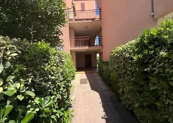 Pleasant With Balcony Close To The Apartament